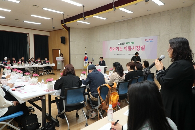 하은호 군포시장이 군포1동에서 참여와 소통 위한 행보를 하고 있다.(사진=군포시 제공)