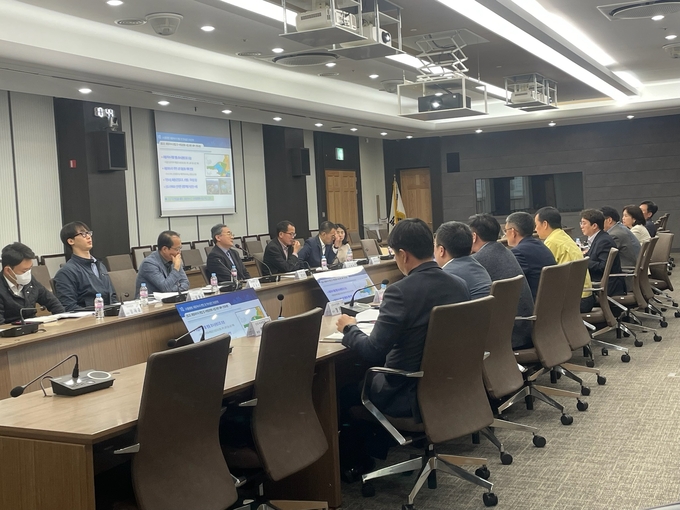 시흥시가 지난 25일 관내에서 진행 중인 공공주택사업과 관련 주요 현안사항 등을 논의하고자 LH와 ‘도시공동발전협의회’를 시청 글로벌센터에서 열었다.(사진=시흥시 제공).
