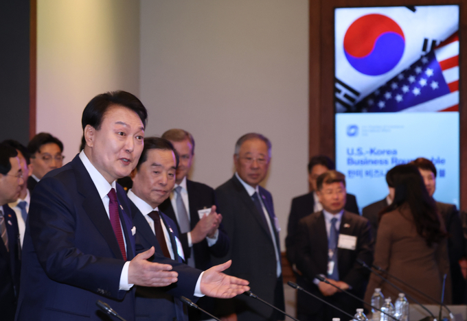 미국을 국빈 방문한 윤석열 대통령이 25일(현지시간) 워싱턴DC 미국 상공회의소에서 열린 한미 비즈니스 라운드테이블에서 참석자들에게 착석을 권하고 있다. (사진=연합뉴스)
