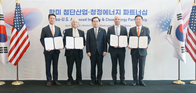 (오른쪽부터) 조석 HD현대일렉트릭 사장, 로저 마르텔라 GE 최고지속경영책임자, 이창양 산업통상자원부 장관, 조지 맥나미 플러그파워 이사회 의장, 추형욱 SK E&S 사장이 25일(현지시간) 미국 워싱턴 D.C.에서 열린 ‘블루수소 생산·유통·활용을 위한 전주기 사업 투자 협력을 위한 업무 협약식’ 행사에서 기념촬영을 하고 있다. (사진=SK E&S 제공)
