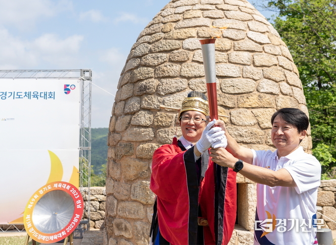 성화 채화 뒤 이진찬 성남시부시장이 성화 봉송 첫 주자인 시흥동 주민에게 성화를 건네고 있다. (사진=성남시 제공)