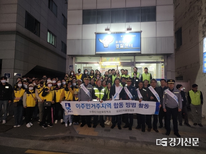  25일 경찰과 외국인자율방범대가 외국인 밀집지역 합동순찰을 했다. (사진=박진석 기자)
