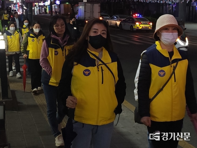  순찰에 참여한 외국인자율방범대원. (사진=박진석 기자)