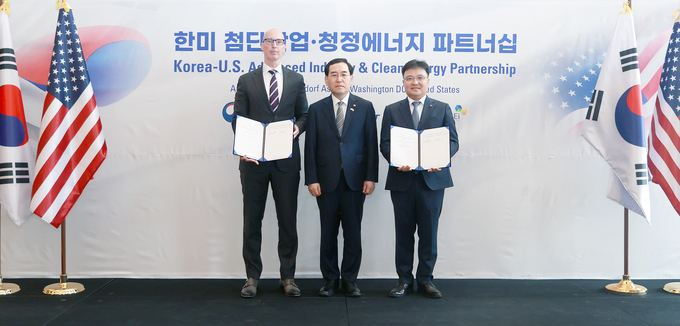 (오른쪽부터) 황진구 롯데케미칼 수소에너지사업단장, 이창양 산업통상자원부 장관, 크리스 본(Chris Bohn) CF인더스트리스 최고재무책임자가 미국 루이지애나 지역의 청정 암모니아 생산협력을 위한 세부 MOU를 체결한 뒤 기념촬영을 하고 있다. (사진=롯데케미칼 제공)