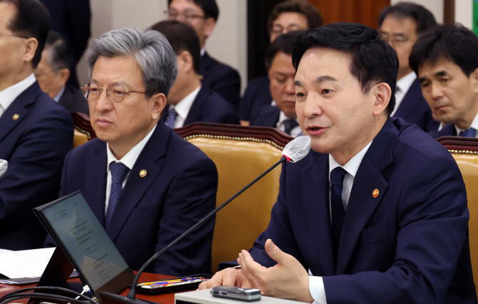 원희룡 국토교통부 장관이 지난 20일 오전 서울 여의도 국회에서 열린 국토교통위원회 전체회의에서 의원 질의에 답변하고 있다. (사진=연합뉴스 제공)