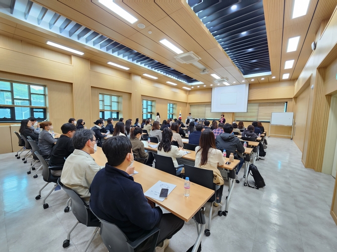 광명교육지원청은 지난 26일 유․초․중․고등학교 공사계약 업무담당자 55명을 대상으로 ‘해오름 학교 계약 길잡이’ 공사계약 업무담당자 역량 강화 직무연수를 실시했다.(사진=광명교육지원청 제공)
