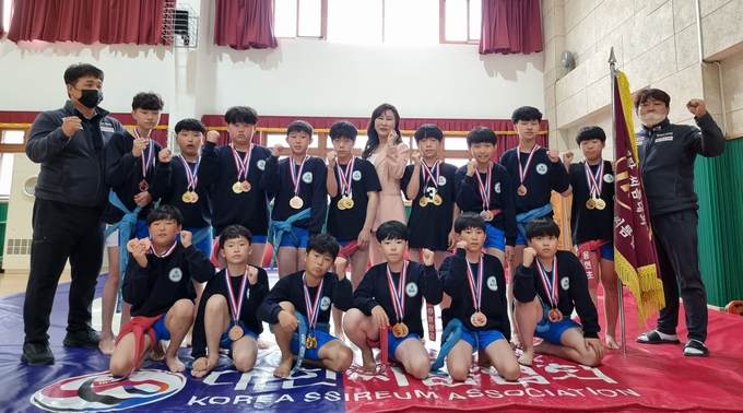 정현주 용현초 교장과 용현초 씨름동아리가 함께 포즈를 취하고 있다. ( 사진 = 김민지 기자 )