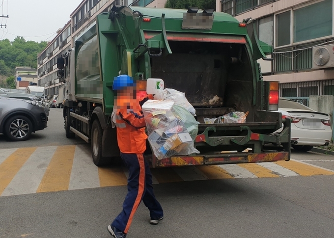쓰레기 봉투를 수거하는 모습. (사진=나규항 기자)