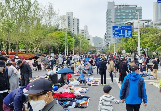 지난 22일 평촌중앙공원에서 열린 '알뜰나눔장터'.(사진=안양시 제공)