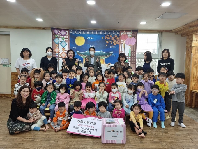 시흥시 매화동 참뜰 어린이집이 지난 25일 사랑의 후원금 100만원과 후원품(쿠첸 전기밥솥 1개)을 매화동 행정복지센터에 전달하며 온정을 나눴다.(사진=시흥시 제공).