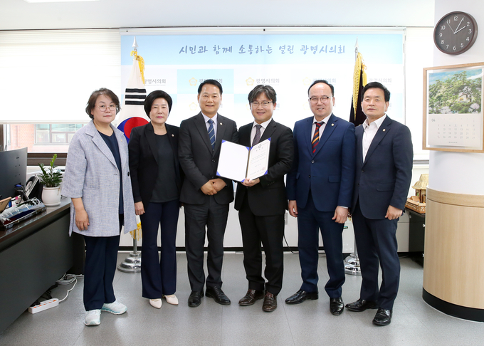 광명시의회가 27일 의장실에서 법률수요에 보다 신속하고 전문적인 지원을 위해 김형석 변호사를 법률고문으로 위촉했다.(사진=광명시의회 제공).