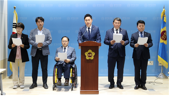 경기도의회 경기북부특별자치도 추진 특별위원회 구성 TF가 27일 도의회 제368회 임시회 제2차 본회의 이후 ‘142명 의원이 서명한 경기북부특별자치도 추진 특위 구성 결의안을 상정도 하지 않은 운영위원회는 각성하라’라는 제목의 기자회견문을 발표하고 있다. (사진=경기도의회 제공)