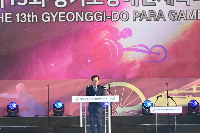 27일 성남종합운동장에서 열린 ‘제13회 경기도장애인체육대회 2023 성남’ 개회식에서 대회장인 김동연 경기도지사가 대회사를 하고 있다. (사진=유창현 기자)