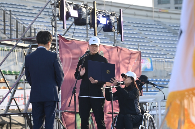 27일 성남종합운동장에서 열린 ‘제13회 경기도장애인체육대회 2023 성남’ 개회식에서 1개 시·군 선수단을 대표해 박경하(댄스스포츠), 박민재(배드민턴·이상 성남시) 선수가 김동연 경기도지사 앞에서 정정당당히 경기에 임할 것을 선서하고 있다. (사진=유창현 기자)