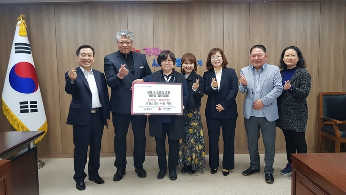군포시 초중고 운영 위원장 협의회가 드림스타트 가정에 장학금 150만원 기탁했다. (사진 =군포시 제공)
