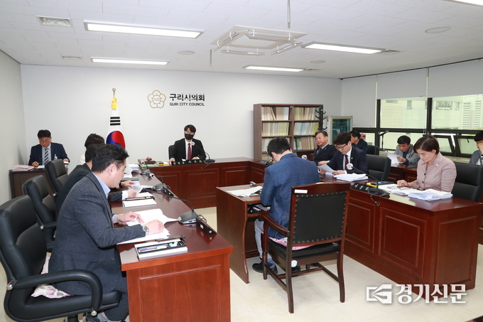 구리시의회는 28일 제324회 임시회 제1차 본회의에서 2023년 행정사무감사특별위원회 구성안을 원안 가결하고 6월 7일~15일까지 감사를 진행하기로 했다. (사진=구리시의회 제공)