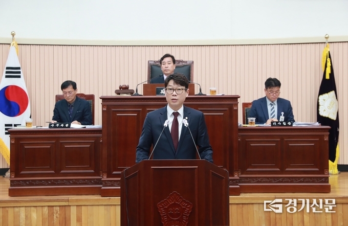 구리시의회 김용현 의원이 지난 28일 제324회 임시회 제1차 본회의에서 '구리시 기업활동 촉진 및 유치 지원 조레안'을 발의하고 있다. (사진=김용현 의원)