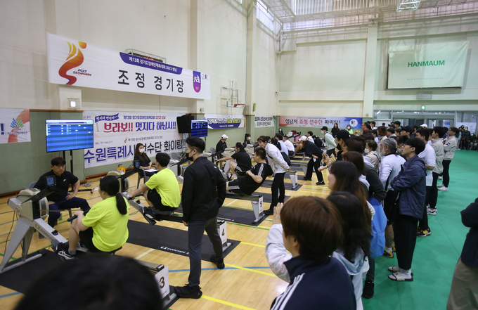 29일 성남시 분당구 한마음복지관에서 열린 ‘제13회 경기도장애인체육대회 2023 성남’ 조정 경기에서 참가 선수들이 로잉머신에서 경기를 하고 있다. (사진=경기도장애인체육회 제공)