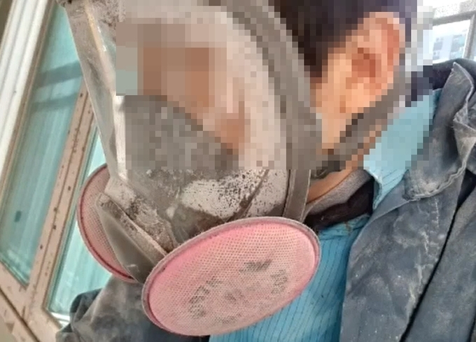 작업 중 분진에 뒤덮힌 마루시공 노동자. (사진=독자 제공)