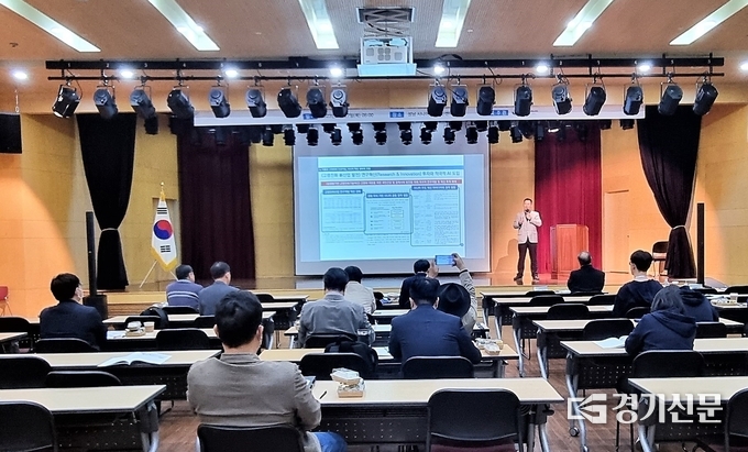 성남 시니어산업혁신센터 대강당에서 열린 포럼에서 한국과학기술기획평가원 전승수 센터장이 발표하고 있다. (사진=성남 시니어산업혁신센터 제공)
