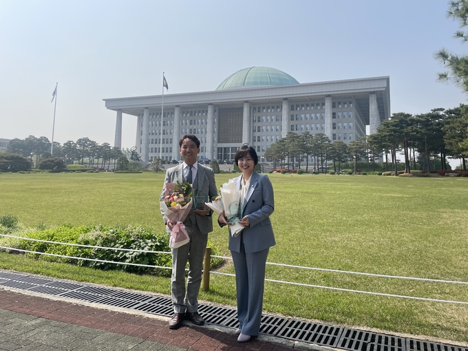  좌측부터 송규근, 정민경 의원(사진=고양시의회 제공)