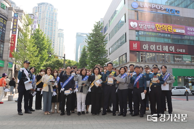 마약시음 관련 관계기관 합동 캠페인에 참석한 관계자들이 화이팅을 하고 있다. (사진=성남교육지원청 제공)