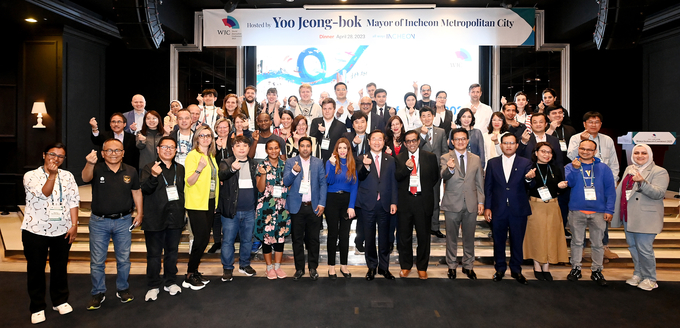 28일 라마다송도호텔에서 열린 '2023년 세계기자대회'에서 유정복 인천시장이 참석자들과 기념촬영을 하고 있다. ( 사진 = 인천시 제공 )