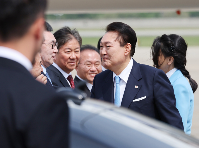 미국 국빈 방문 일정을 마친 윤석열 대통령이 30일 성남 서울공항에서 공군 1호기에서 내려 영접 나온 인사들과 악수하고 있다. (사진=연합뉴스)