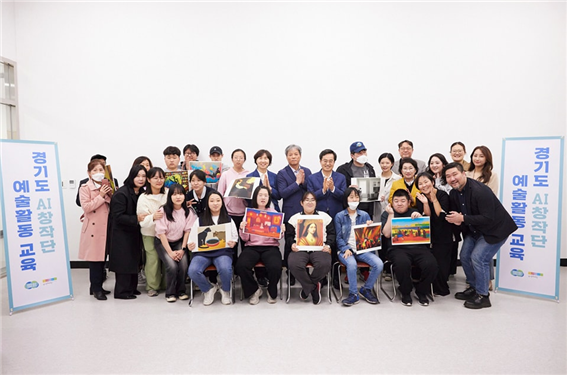  29일 오후 하늘소리협동조합 교육장에서 김동연 경기도지사, 발달장애인, 예술인, 창작 매개인력 등 20여 명이 기념촬영을 하고 있다. (사진=김동연 경기도지사 SNS 캡처)