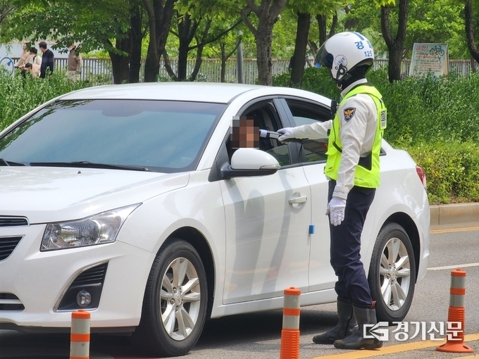  30일 경찰이 수원 광교호수초등학교 앞에서 음주단속을 벌였다. (사진=박진석 기자)