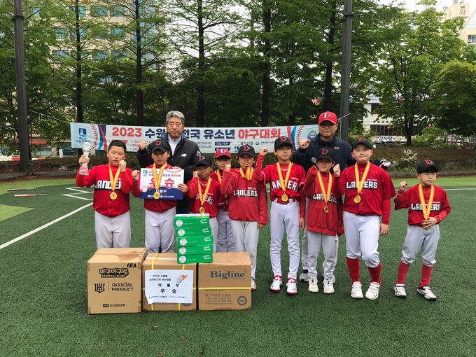 29일 수원종합운동장 어린이야구장에서 열린 티볼부 결승전에서 곽영붕 회장과 SSG랜더스 선수단이 기념 촬영을 하고 있다. (사진=수원시야구소프트볼협회 제공)