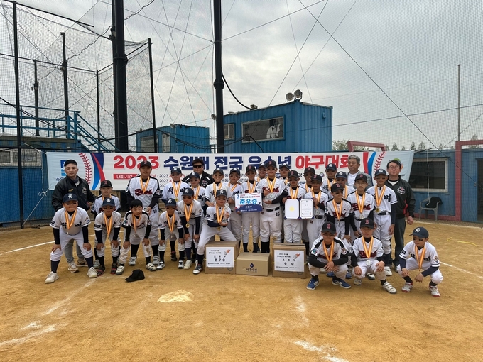 23일 수원 탑동1구장에서 열린 초등부 결승전에서 곽영붕 회장과 일산 백마초 선수단이 기념 촬영을 하고 있다. (사진=수원시야구소프트볼협회 제공)