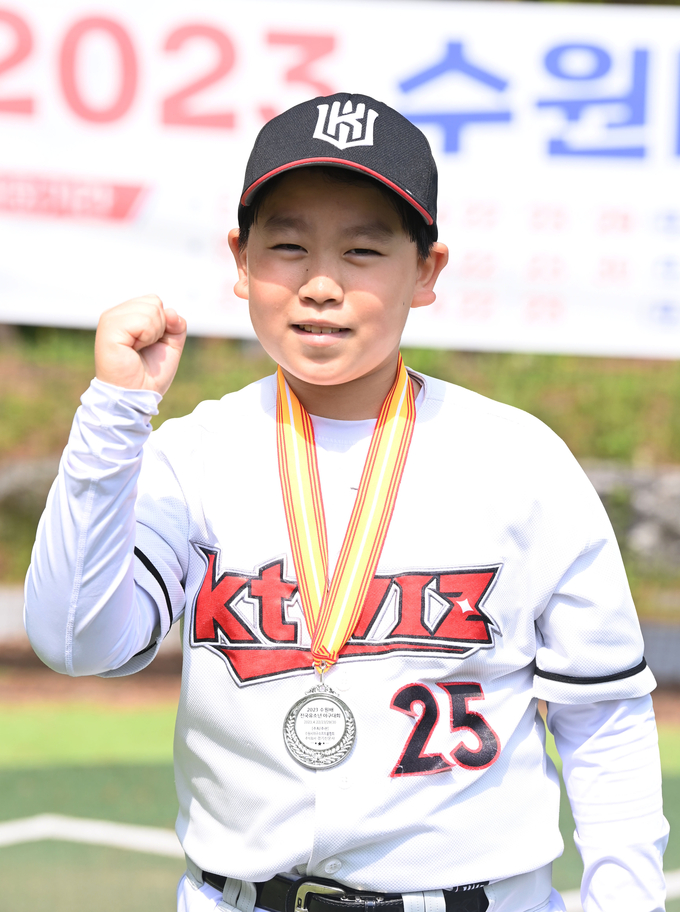 30일 오후 수원종합운동장 내 어린이야구장에서 열린 '2023 수원배 전국 유소년 야구대회' 연식부 결승전 직 후 PEC어벤져스 선수가 기념 촬영을 하고 있다. (사진=노경신 기자)