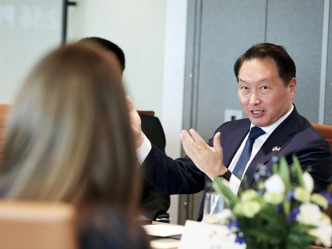 최태원 SK그룹 회장이 미국 워싱턴 D.C.에서 열린 싱크탱크 간담회에 참석해 관계자들과 한미 경제협력 확대, 공급망 전망 등에 대해 의견을 나누고 있다. (사진=SK그룹 제공)