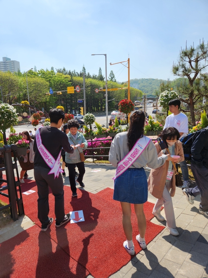 군포시 철쭉축제장에서 도로명주소 홍보를 펼치고 있다.(사진=군포시 제공)