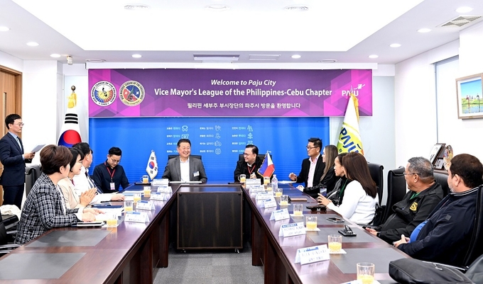 필리핀 세부주 부시장단이 파주시의 환경기초시설 등을 견학하고 김경일 파주시장을 면담했다.(사진=파주시 제공)