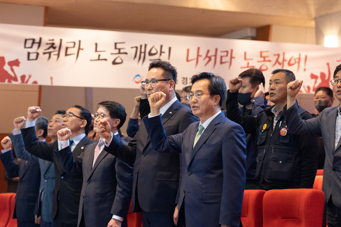  지난달 28일 오전 경기종합노동복지회관에서 열린 제133주년 노동절 기념행사에서 김동연 경기도지사가 노총가를 제창하고 있다. (사진=경기도 제공)