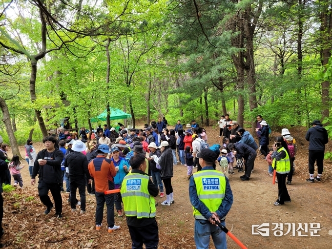 감악산 가족동반 숲길 걷기대회가 남면 감악산에서 개최되었다. (사진=이호민 기자)