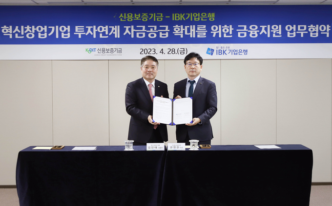 (왼쪽부터) 김인태 IBK기업은행 혁신금융그룹 부행장과 한영찬 신용보증기금 신용사업부문 이사가 협약식을 마치고 기념촬영을 하고 있다. (사진=IBK기업은행 제공)