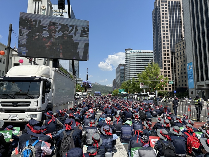 민주노동조합총연맹 산하 건설노조가 1일 서울 종로구 동화면세점 앞에서 '건설노동자 전국 동시다발 결의대회'를 진행하고 있다. (사진=박시형 기자)