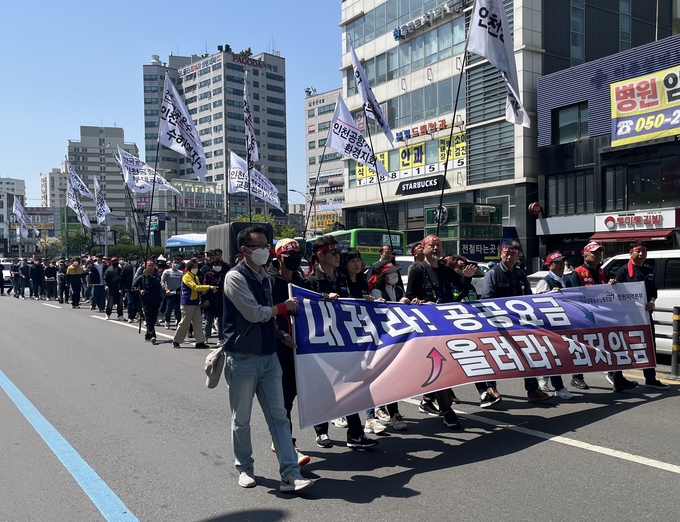 1일 오후 전국공공운수노조 인천본부가 부평역 일대를 행진하고 있다. ( 사진 = 김샛별 기자 )