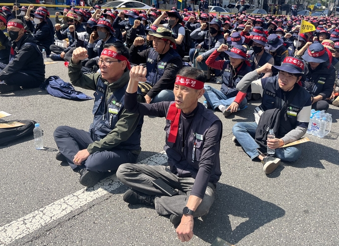 1일 오후 부평역 인근에서 열린 전국건설노조 경인지역본부 사전 결의대회에서 구호를 외치고 있다. ( 사진 = 김샛별 기자 )