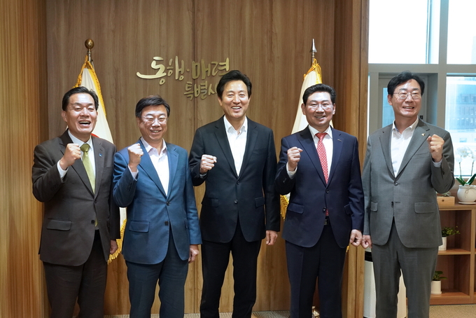 1일 서울시청에서 열린 좌담회에서 (왼쪽부터)이재준 수원시장, 신상진 성남시장, 오세훈 서울시장, 이상일 용인시장, 정명근 화성시장.이 기념 촬영을 하고 있다. (사진=수원시 제공) 