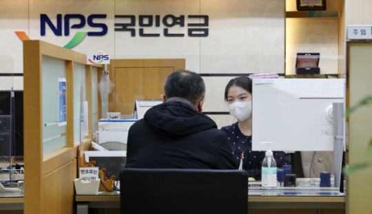 한 시민이 국민연금 상담을 받고 있다. (사진=연합뉴스 제공)