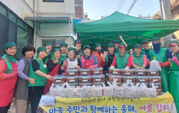 군포1동 새마을부녀회가 사랑의 열무김치 나눔 행사를 갖고 있다.