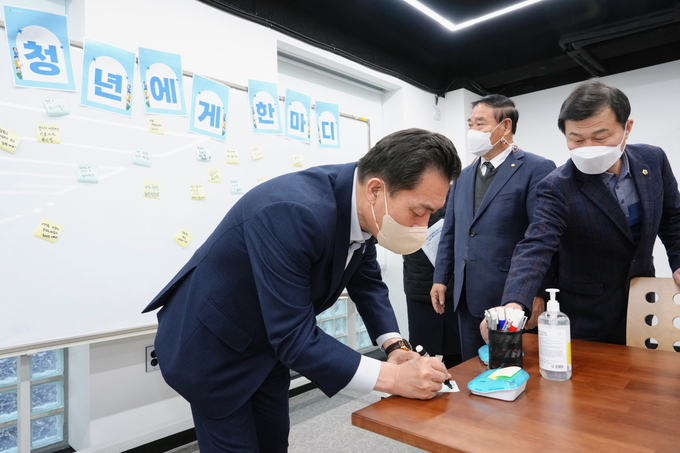 지난해 12월 팔달구 인계동으로 이전한 수원시청년지원센터 개소식에서 이재준 수원특례시장이 청년들을 위한 메모를 남기고 있다.