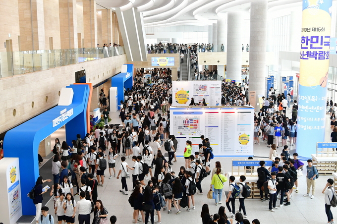 지난 2019년 5월 수원컨벤션센터에서 열린 제15회 대한민국청소년박람회에 청소년들이 참여하고 있다.