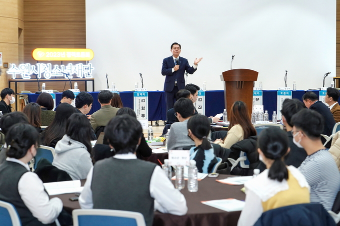 지난 2월21일 수원시청소년청년재단 확대 개편을 위해 마련된 정책토론회에서 이재준 수원특례시장이 인사말을 하고 있다.
