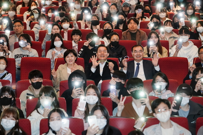 지난 4월8일 청소년문화센터에서 열린 수원청소년참여기구연합발대식에서 이재준 수원특례시장(가운데)과 청소년들이 휴대폰 손전등을 활용한 퍼포먼스를 펼치고 있다. (사진=수원시 제공)