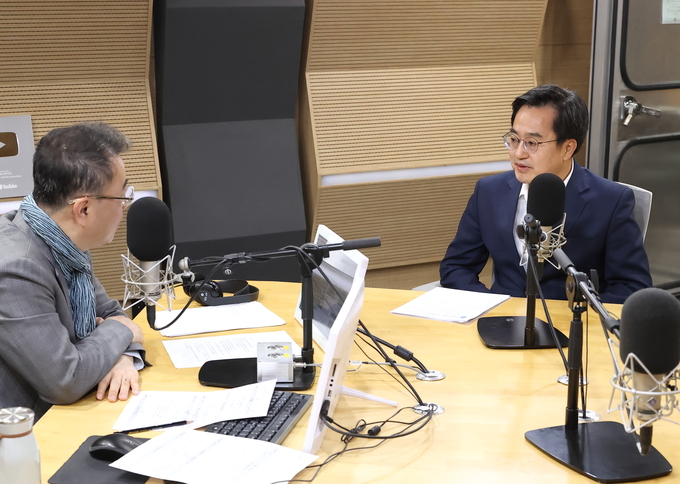  2일 오전 김동연 경기도지사가 KBS라디오 '최경영의 최강시사'에 출연해 인터뷰를 하고 있다. (사진=경기도 제공)